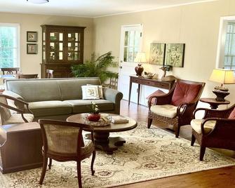 Beautiful Home in Safe, Private Setting Only Blocks From the Square - Covington - Living room