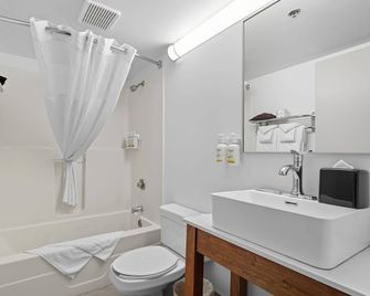 Country Inn & Suites By Radisson, Saskatoon, Sask - Saskatoon - Bathroom