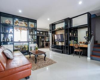 Nice Villa Resort Hat Yai - Songkhla - Living room