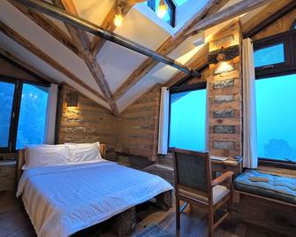 ART Naggar-Winter Bliss suite ft. Hottub&Fireplace - Naggar - Bedroom