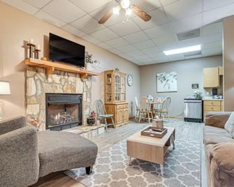 Spacious Home in Helen with Porch and Balcony! - Helen - Living room