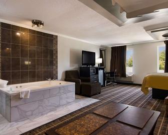 Quality Inn Aurora - Naperville Area - Aurora - Living room