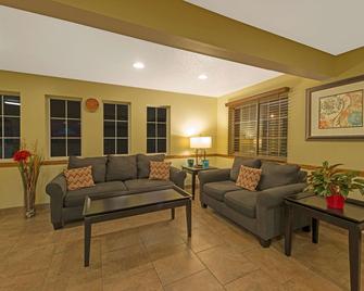 Days Inn by Wyndham Cameron - Cameron - Living room