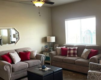 Really nice home one block off University Ave - Williston - Wohnzimmer