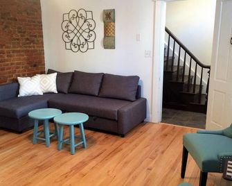 Charming 1907 Home in Historic Downtown Cumberland - Cumberland - Sala de estar