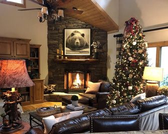 Beautiful mountain retreat home in Mountain Club at Cashiers - Sapphire - Living room
