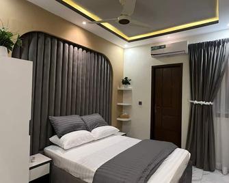 Travellers Heaven 3br Apt Dha Phase VI Nishat Commercial - Karachi - Bedroom