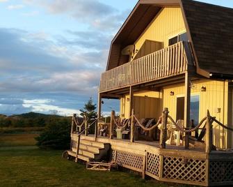 Sandcastles Beach House - Meadowside: On Pei's Best Beach! - Kensington - Patio
