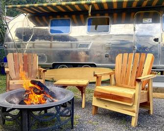 Cowabunga - A luxury Airstream trailer just minutes from our private dock in the harbor and beach - Fort Bragg - Patio