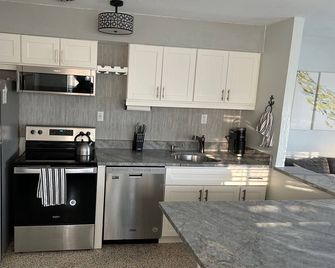 House with large overwater deck on Gulf canal in Matlacha - Matlacha - Kitchen
