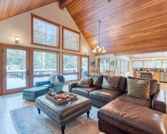Minutes to Ski Resorts, 5min Walk to Lake Sunnyside Ward Creek by Avantstay - Tahoe City - Living room