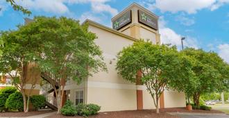 Extended Stay America Suites - Fayetteville - Owen Dr - Fayetteville - Building