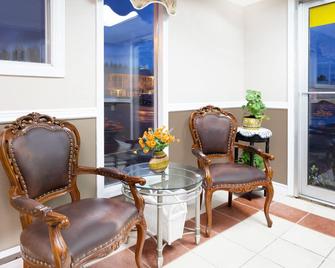 Super 8 by Wyndham Quesnel BC - Quesnel - Living room