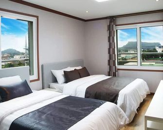 Seongsan Aqua Beach Hotel - Seogwipo - Bedroom