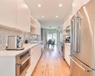 New Modern Retreat in Alki Beach 3-bedroom house in enchanting Seattle - Seattle - Kitchen