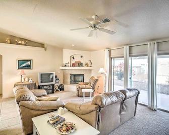 Cozy Lake Havasu House with Views - 1 Mi to Water! - Lake Havasu City - Sala de estar