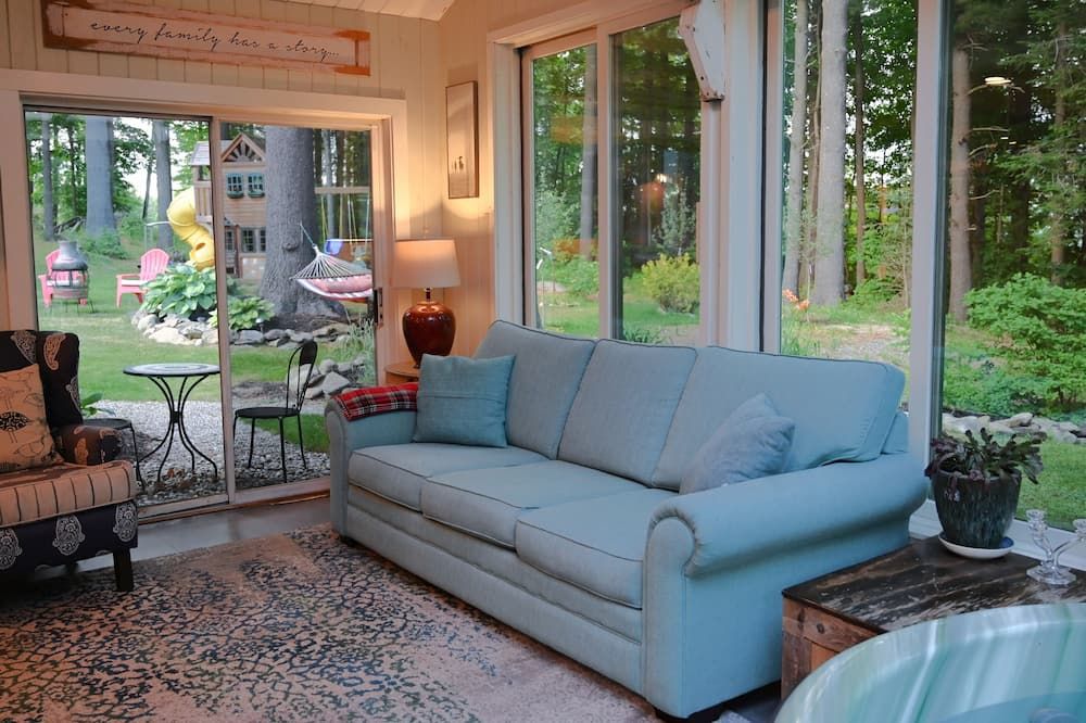 Large Cozy House- Family Friendly w/ Indoor Hot Tub, 5mi to Jay Peak - Jay - Living room