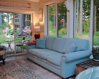 Mountain Getaway- Family Friendly Home w/ Indoor Hot Tub, 5mi to Jay Peak - Jay - Living room