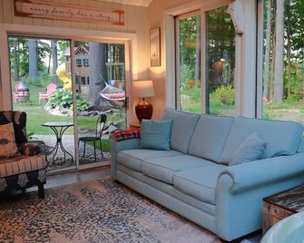 Large Cozy House- Family Friendly w/ Indoor Hot Tub, 5mi to Jay Peak - Jay - Living room