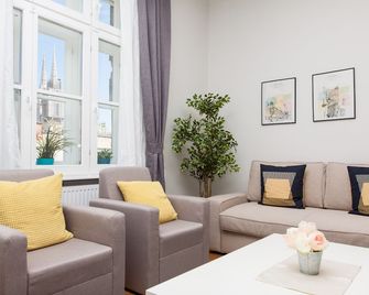 主廣場豪華公寓飯店 - 薩格勒布 - 客廳