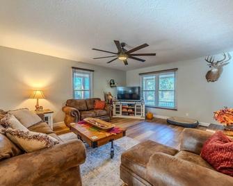 Ozark Hills Hideaway - Lebanon - Living room