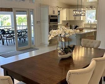 Beautiful updated stilted home makes for a super getaway. - Key Largo - Τραπεζαρία