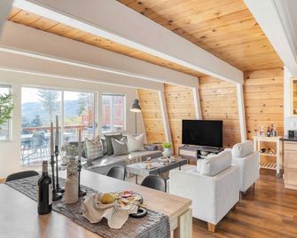 Chickaree by Avantstay A-frame w/ Mountain Views - Tahoe City - Living room