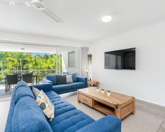 Resort-Style Stay with Balcony & Garage Parking - Torquay