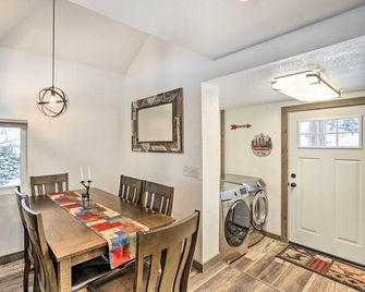 Cozy two bedroom cabin 10 min from Red Rocks 25 min from Denver - Morrison - Comedor