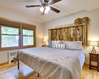 3 Mi to Lake Onalaska: Quaint Home w/ Prairie View - Onalaska - Bedroom