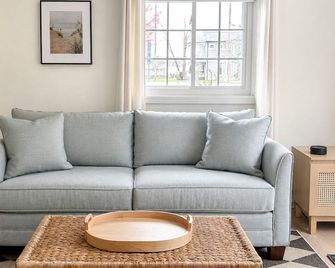 Little Bell's Bungalow / Walkable to Saugatuck and Douglas / Updated - Saugatuck - Wohnzimmer