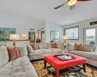 Deep water dock in Darien, GA, w/screened in porch, fishing, kayaks, & bikes - Darien - Sala de estar