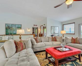 Deep water dock in Darien, GA, w/screened in porch, fishing, kayaks, & bikes - Darien - Wohnzimmer