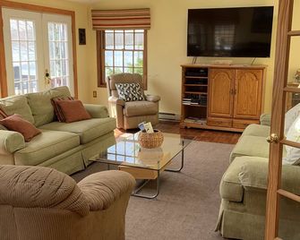 Upscale Lakefront Vacation in the Heart of the Poconos - Pocono Summit - Sala de estar