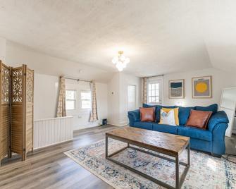 Affordable, Peaceful, Private @ Ruoff/Grand Park - Noblesville - Living room