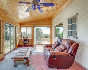 Sunroom + Sauna! Mtn-View Prescott Valley Home - Prescott Valley - Sala de estar