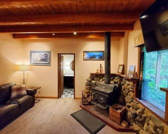 Cabin & A-Frame w/ Firepit near Eaglecrest, Fishing & Trails - Juneau - Living room