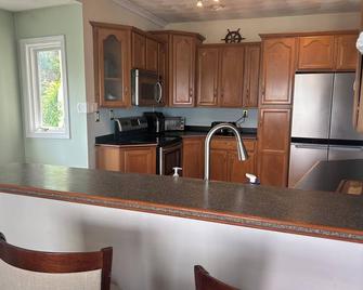 Amazing Waterfront location with incredible views and Beach ! - Bristol - Kitchen