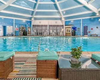 Cozy Poconos Lake Retreat w/ Hot Tub, Sauna & Pool - Long Pond - Piscina