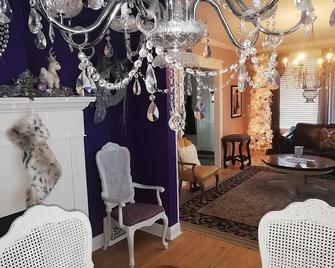 Charles Street Holiday Home - Lethbridge - Living room