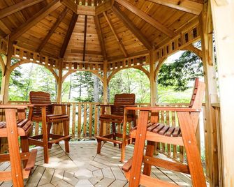 Rhumb Line, Very Private! Oceanfront, Great Location In Surry, Me - Surry - Patio