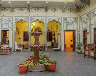 Jeevan Haveli Heritage Hotel & Museum - Nawalgarh - Lobby