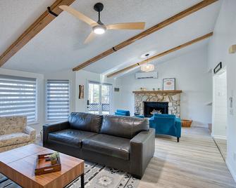 Newly remodel 2BR/2BA cozy cottage home - Cherokee - Living room