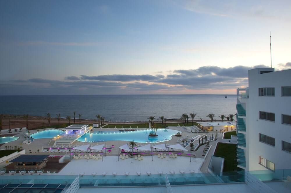 فندق ومنتجع King Evelthon Beach