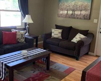 Quiet home three bedroom home in peaceful neighborhood - Saginaw - Oturma odası