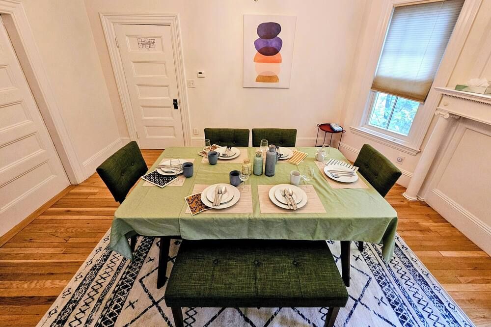 Comforts of your home in tranquility, Harvard Square - קיימברידג' - חדר אוכל