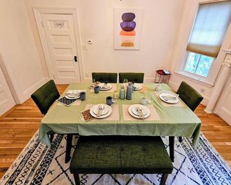 Comforts of your home in tranquility, Harvard Square - קיימברידג' - חדר אוכל