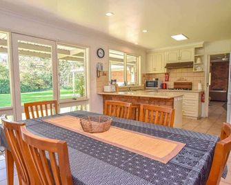 Ovens Valley Retreat - 미틀포드 - 다이닝룸