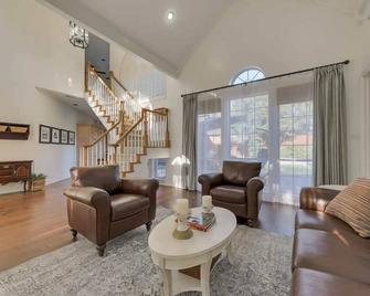Gorgeous Vacation Home w/ Private Pool - Mesquite - Living room