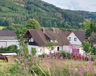 Ferienwohnung mit 55 qm, 2 Schlafzimmer, max 4 Personen - Plettenberg - Gebäude